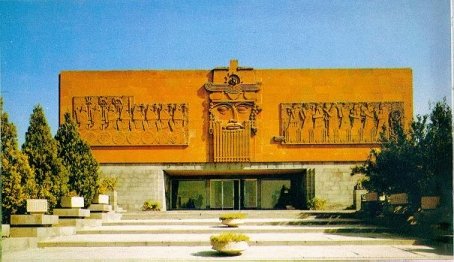 <i>Ce musée est situé au pied de la colline d'Arin-Berd, de 65 m de hauteur non 

loin d'Erevan.</i>